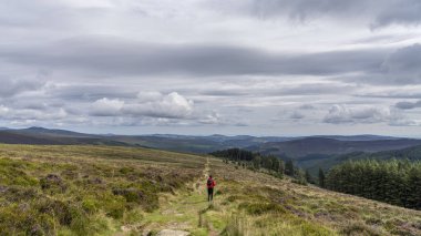 Wicklow yolu manzara, Glendalough vale, yolda bir kız ile.