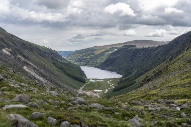 Glendalough Yukarı göl, Glenealo vadisi, Wicklow yolu, County Wicklow, İrlanda.