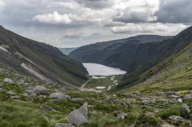 Glendalough Yukarı göl, Glenealo vadisi, Wicklow yolu, County Wicklow, İrlanda.