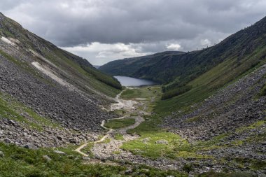 Madenciler yolundan Glendalough Üst göl, Glenealo vadisi.