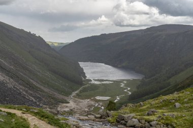 Glendalough Bir yağmur gününde Üst göl, Glenealo vadi.
