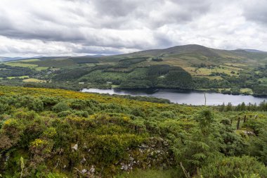 Bulutlu bir günde Wicklow yolu manzara Lough Dan Gölü.