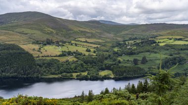 Bulutlu bir günde Wicklow yolu manzara Lough Dan Gölü.