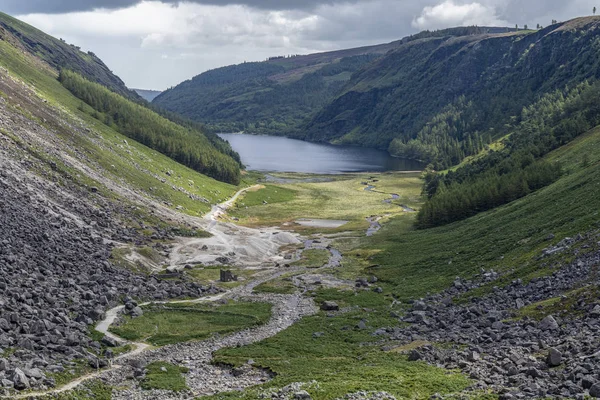 Madenciler yolundan Glendalough Üst göl, Glenealo vadisi.