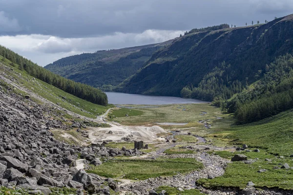 Glendalough górne jezioro z drogi górników, Dolina Glenealo. — Zdjęcie stockowe