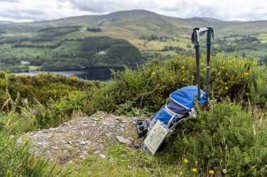 Sırt çantası, dürbün, harita ve dağ, İrlanda'da dağ yaşam tarzı üzerinde sopa.