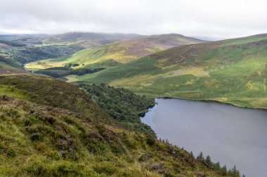 Bulutlu bir günde Wicklow yolu manzara Lough Tay Gölü.