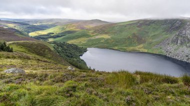 Bulutlu bir günde Wicklow yolu manzara Lough Tay Gölü.