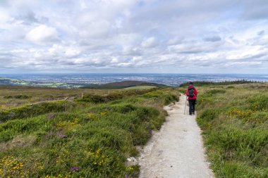 Lanscape Wicklow şekilde şekilde bir kız ve arka planda Dublin.