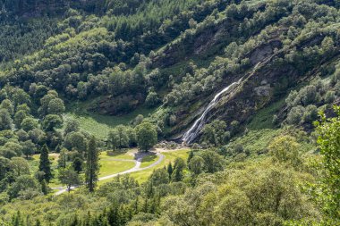 Powerscourt şelalesi, Glensoulan Vadisi.