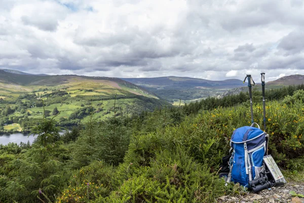 背包，望远镜，地图和棍子在山上，在爱尔兰的山区生活方式. — 图库照片