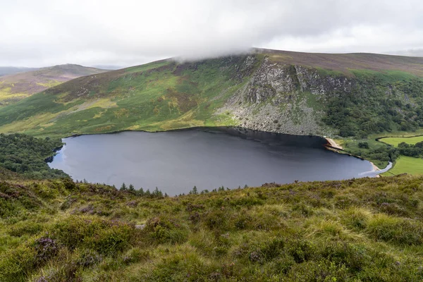 Bulutlu bir günde Wicklow yolu manzara Lough Tay Gölü.