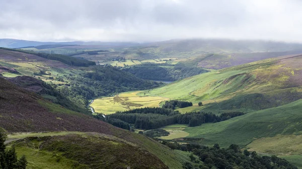 Bulutlu bir günde Wicklow yolu manzara Lough Tay Gölü.
