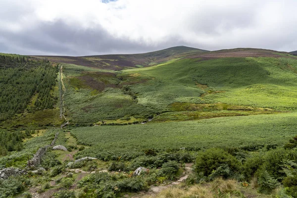 Landschaft des Wicklow Way an einem bewölkten Tag. — Stockfoto