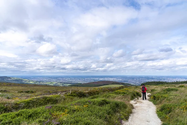 Lanscape Wicklow şekilde şekilde bir kız ve arka planda Dublin.