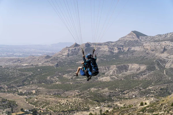 Palomaret yamacında yamaç paraşütü.