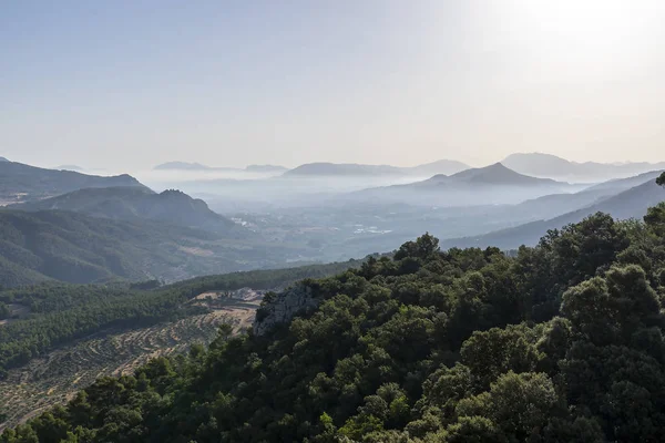 Alcoi da montanha da fonte vermelha ao nascer do sol . — Fotografia de Stock