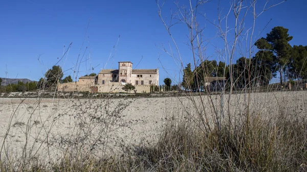 Casa de campo abandonada en medio del campo . — Foto de Stock