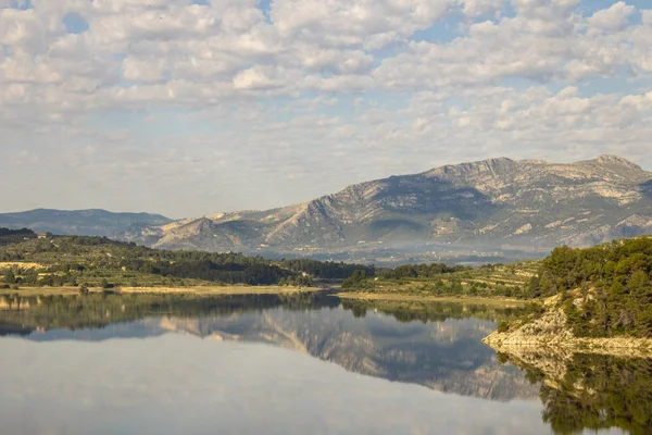 Palude di Beniarres un giorno con nuvole bianche riflesse nell'acqua . — Foto Stock