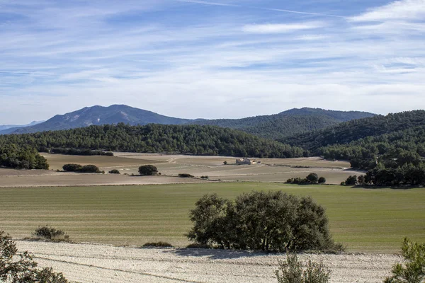 Campos entre as montanhas com fazenda abandonada . — Fotografia de Stock