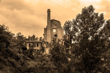 Alcoi 'de terk edilmiş eski bir fabrikanın inşası, (Valencia Community) Mayıs 2020.