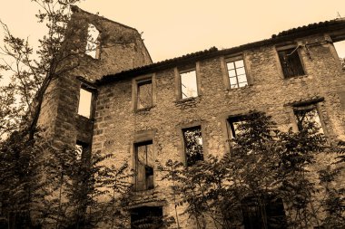 Alcoi 'de terk edilmiş eski bir fabrikanın inşası, (Valencia Community) Mayıs 2020.