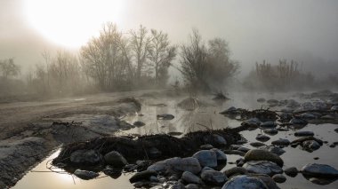 Gün doğumunda Serpis nehri çok sakin ve sisli, Alicante, İspanya.