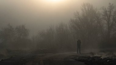 Serpis nehrinin yakınlarında sisli bir günde gün doğumunda fotoğraf çeken bir adam..