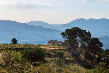 Güneşli bir günde Alcoy, Alicante, İspanya 'da terk edilmiş bir çiftlik evi..