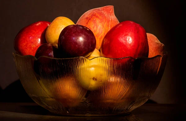Obstschale Mit Verschiedenen Früchten Auf Dunklem Hintergrund — Stockfoto