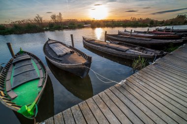 Valencia, İspanya 'nın Albufera kentindeki Catarroja limanında gün batımı.