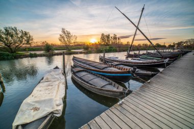 Valencia, İspanya 'nın Albufera kentindeki Catarroja limanında gün batımı.