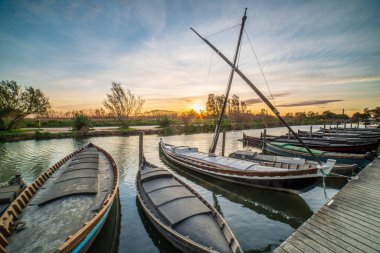 Valencia, İspanya 'nın Albufera kentindeki Catarroja limanında gün batımı.