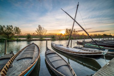 Valencia, İspanya 'nın Albufera kentindeki Catarroja limanında gün batımı.