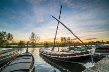 Valencia, İspanya 'nın Albufera kentindeki Catarroja limanında gün batımı.