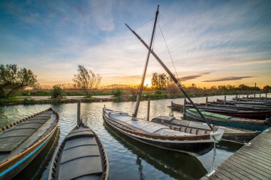 Valencia, İspanya 'nın Albufera kentindeki Catarroja limanında gün batımı.