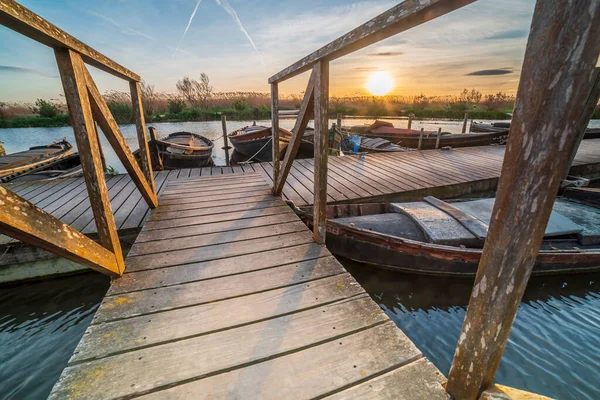Valencia, İspanya 'nın Albufera kentindeki Catarroja limanında gün batımı.