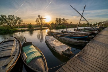 Valencia, İspanya 'nın Albufera kentindeki Catarroja limanında gün batımı.