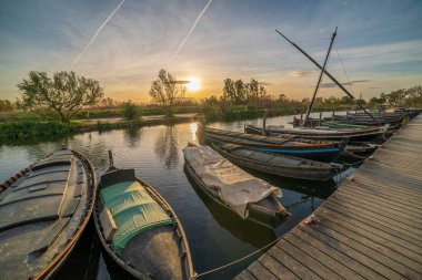Valencia, İspanya 'nın Albufera kentindeki Catarroja limanında gün batımı.