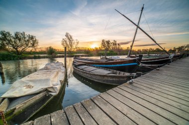 Valencia, İspanya 'nın Albufera kentindeki Catarroja limanında gün batımı.