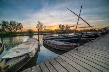 Valencia, İspanya 'nın Albufera kentindeki Catarroja limanında gün batımı.