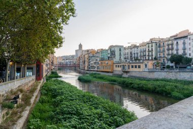 Eski Girona kasabası ve Onyar nehri, Girona, Katalonya, İspanya.