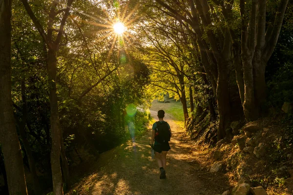 西班牙加泰罗尼亚吉罗纳 黎明时分带着一个徒步旅行者离开吉罗纳 — 图库照片