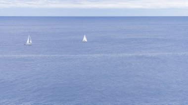 Kosta Brava, Girona, Katalonya, İspanya 'da Akdeniz' de yelken açan iki yelkenli..