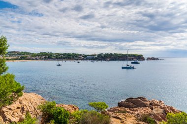 Sant Pol Plajı Yazın bulutlu bir günde, Sant Feliu dels Guixols, Girona, Katalonya, İspanya.