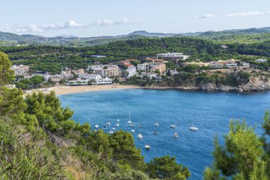 Palamos, Girona, Katalonya, İspanya 'daki Castle Beach manzarası.