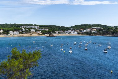 Palamos, Girona, Katalonya, İspanya 'daki Castle Beach manzarası.