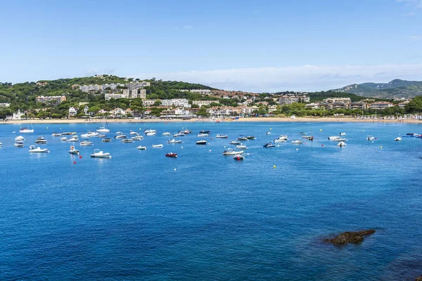 Sant Pol Plajı 'nda bir günde denizde tekneler, beyaz bulutlar, Sant Feliu dels Guixols, Girona, Katalonya, İspanya.