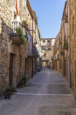 Girona, Katalonya, İspanya 'daki Vullpellac kasabasının küçük dar sokakları.