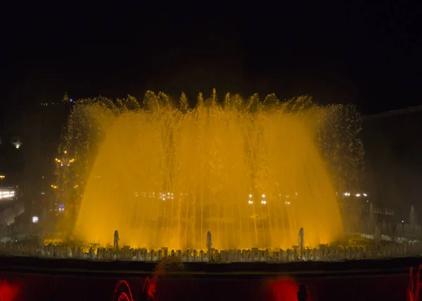 Barcelon の市内中心部の美しい色噴水 — ストック写真